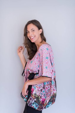 Beyaz arka planda izole edilmiş genç bir kadın