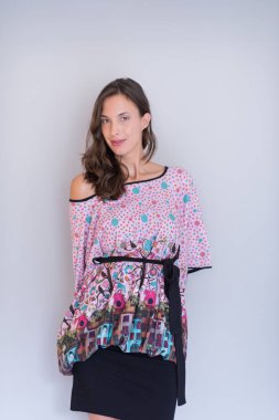 Beyaz arka planda izole edilmiş genç bir kadın