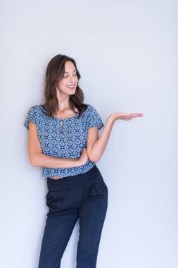 genç kadın ürün sunumu