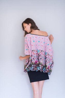 Beyaz arka planda izole edilmiş genç bir kadın