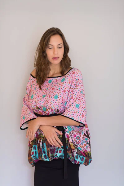 Beyaz arka planda izole edilmiş genç bir kadın