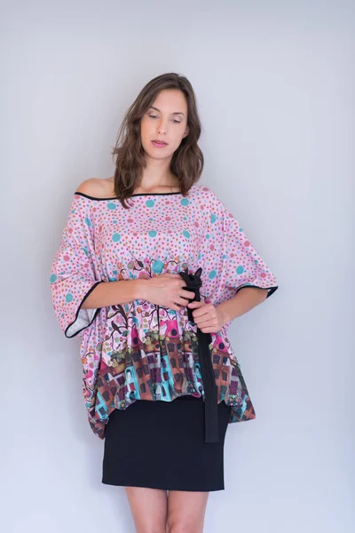 Beyaz arka planda izole edilmiş genç bir kadın