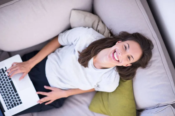 Jonge vrouw met behulp van laptop aan huis bovenaanzicht — Stockfoto