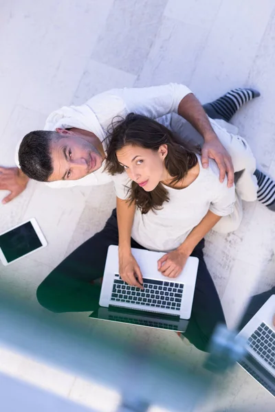 Paar met behulp van Tablet PC- en laptop computers bovenaanzicht — Stockfoto