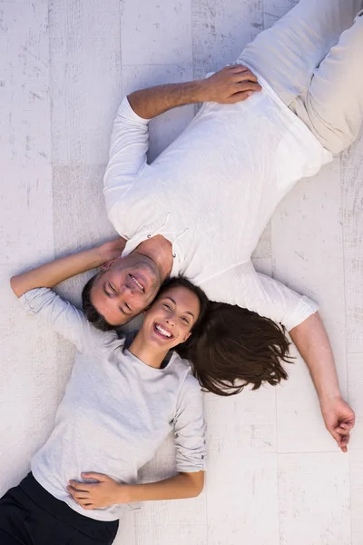 Bonito casal deitado no chão — Fotografia de Stock