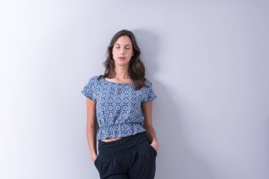 Beyaz arka planda izole edilmiş genç bir kadın