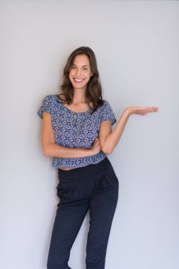 genç kadın ürün sunumu