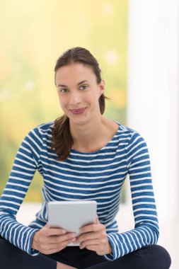 tablet bilgisayar yere kullanan genç kadın