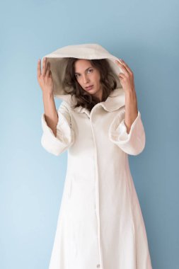 Beyaz önlük kukuleta ile kadında 