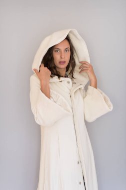 Beyaz önlük kukuleta ile kadında 