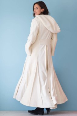 Beyaz önlük kukuleta ile kadında 