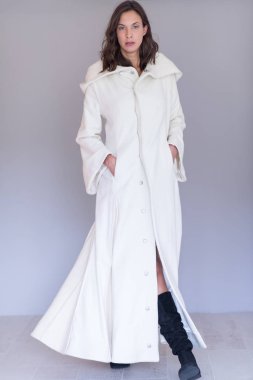 Beyaz önlük kukuleta ile kadında 