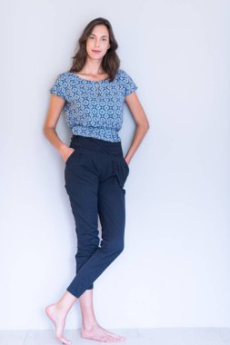 Beyaz arka planda izole edilmiş genç bir kadın