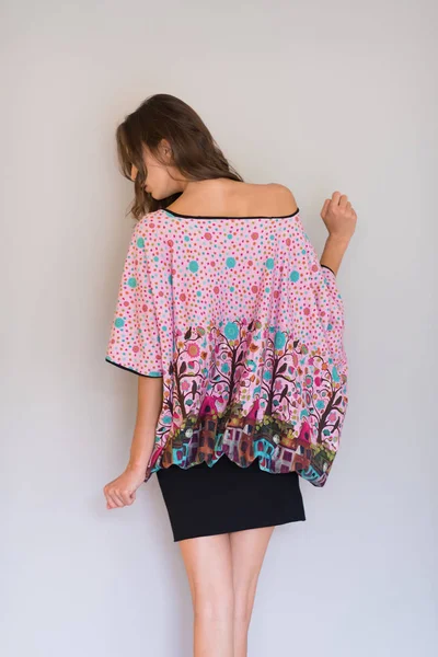 Beyaz arka planda izole edilmiş genç bir kadın