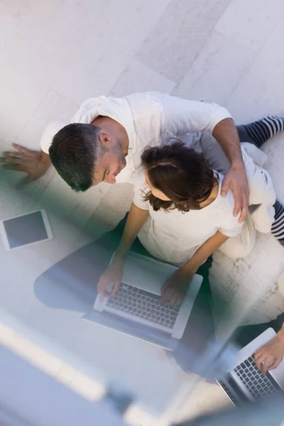 Pareja usando tabletas y computadoras portátiles vista superior — Foto de Stock