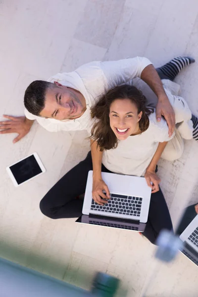 Pareja usando tabletas y computadoras portátiles vista superior —  Fotos de Stock