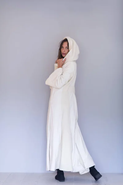 Жінка в білому пальто з капюшоном — стокове фото