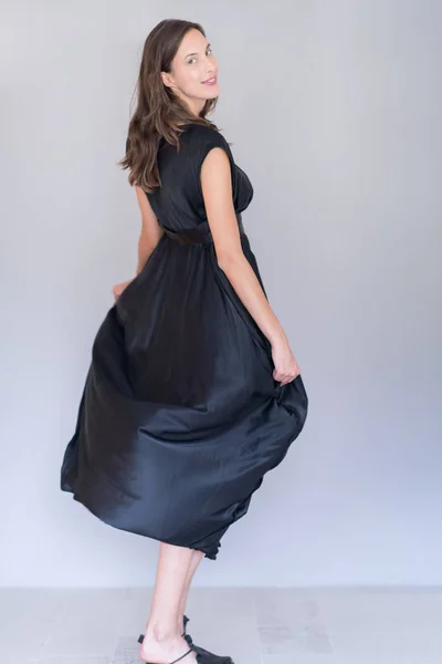 Kvinna i svart klänning — Stockfoto