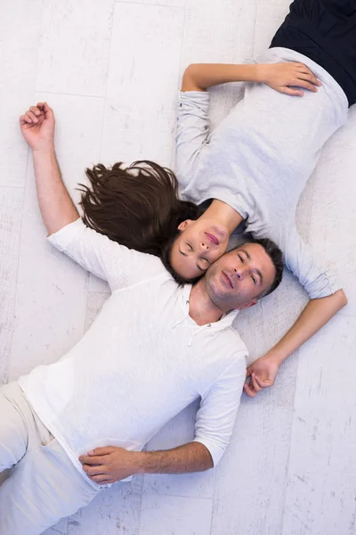 Bonito casal deitado no chão — Fotografia de Stock