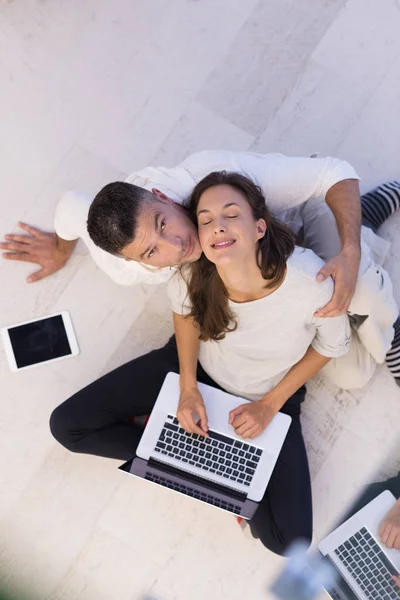 Pareja usando tabletas y computadoras portátiles vista superior — Foto de Stock