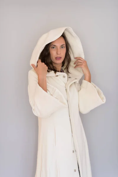 Γυναίκα σε ένα άσπρο παλτό με κουκούλα — Φωτογραφία Αρχείου