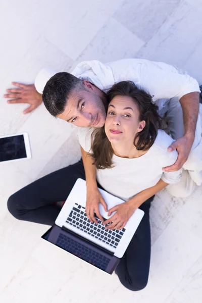 Paar mit Tablet und Laptop von oben — Stockfoto