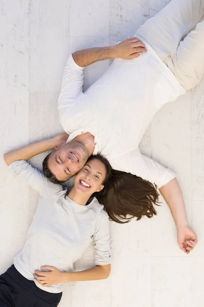 Bonito casal deitado no chão — Fotografia de Stock