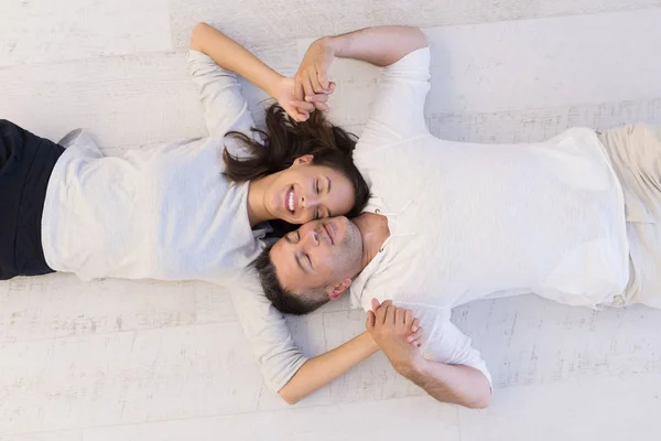 Hübsches Paar auf dem Boden liegend — Stockfoto