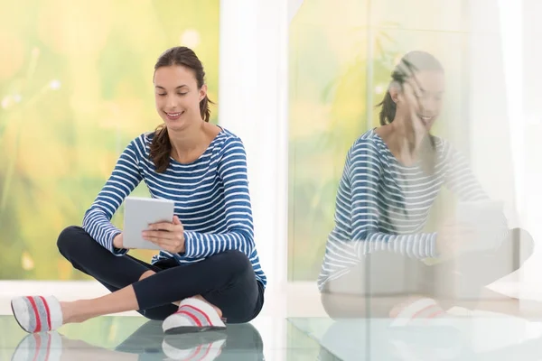 tablet bilgisayar yere kullanan genç kadın