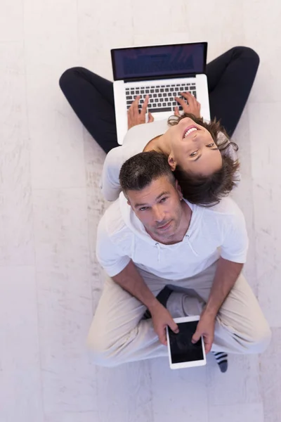 Paar mit Tablet und Laptop von oben — Stockfoto