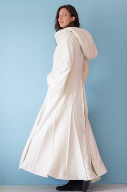 Beyaz önlük kukuleta ile kadında 