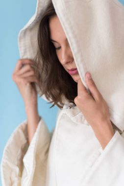 Beyaz önlük kukuleta ile kadında 