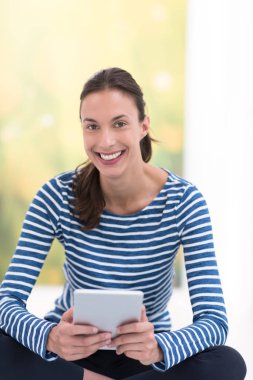 tablet bilgisayar yere kullanan genç kadın