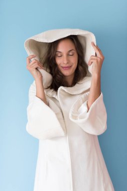 Beyaz önlük kukuleta ile kadında 