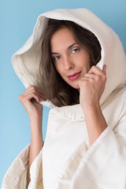 Beyaz önlük kukuleta ile kadında 