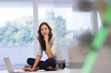 tablet bilgisayar yere kullanan genç kadın