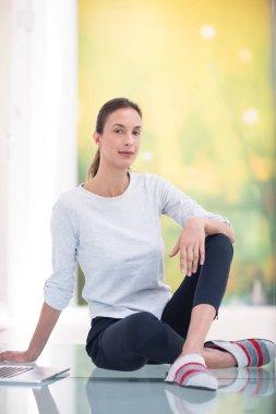 tablet bilgisayar yere kullanan genç kadın