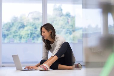 tablet bilgisayar yere kullanan genç kadın