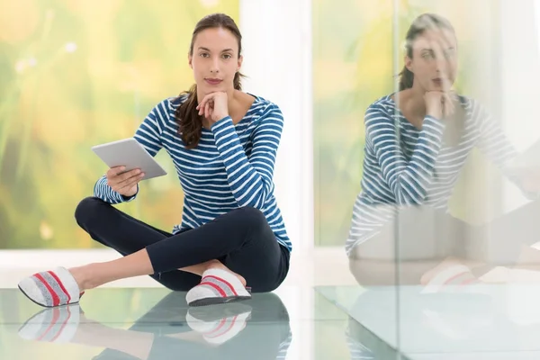 Young woman using tablet computer on the floor — Stock Photo, Image