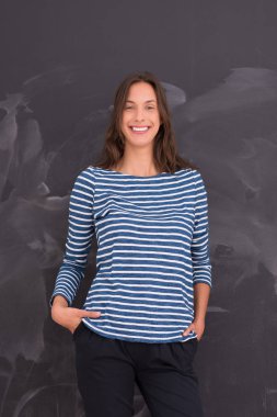 Tebeşir çizim kurulu önünde duran kadın