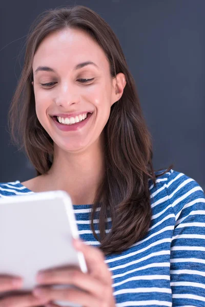 Mulher usando tablet na frente da placa de desenho de giz — Fotografia de Stock