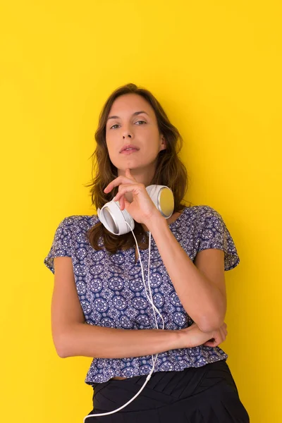 Mujer con auriculares aislados — Foto de Stock