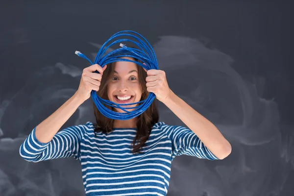 Frau hält Internetkabel vor Kreidezeichenwand — Stockfoto