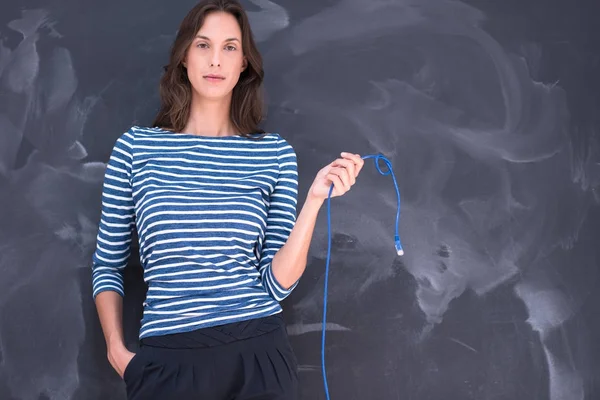 enterne tel kablo tebeşir çizim kurulu önünde tutan kadın