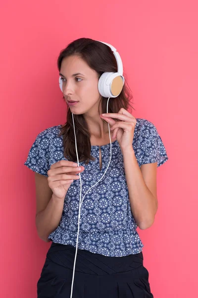 戴着耳机上一个红色的孤立的女人 — 图库照片