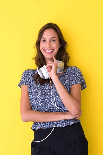 Mulher com fones de ouvido isolados em um amarelo — Fotografia de Stock