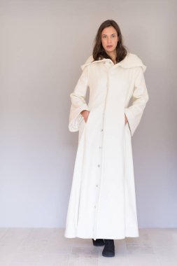 Beyaz önlük kukuleta ile kadında 