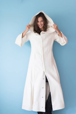 Beyaz önlük kukuleta ile kadında 