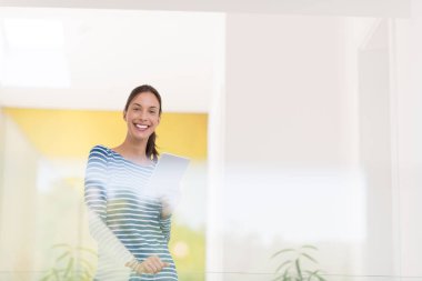 ev websurfing genç kadın