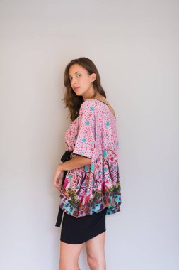 Yalnız genç kadın. 